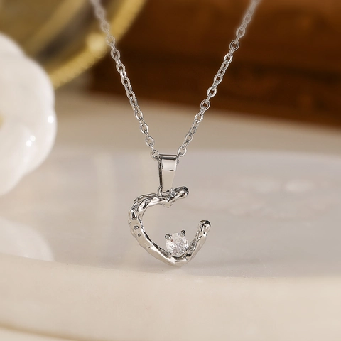 Geometrische Unregelmäßige Herz C-Form Anhänger Halskette Kupfer Hammerschlag Textur Zirkonia Minimalistischer Schmuck Für Damen