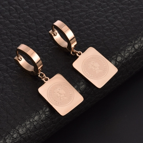 Rose Vergoldete Edelstahl Huggie Creolen Mit Rechteckigem Königin Porträt Münzanhänger Vintage Chic Damen