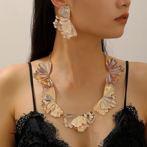 Conjunto de Joyería de Pendientes de Botón de Flor Plisada Irregular Único y Collar de Pétalo de Hoja de Ginkgo para Mujer Accesorio de Declaración Metálica de Aleación