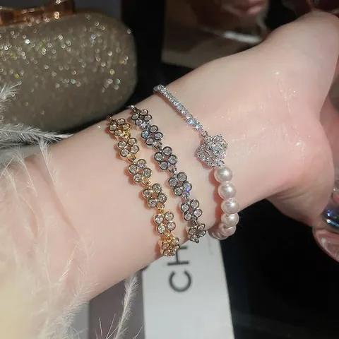 Bracciale Di Künstliche Perle Con Fiore Elegante Zircone Rame Chiusura Scorrevole Regolabile Gioielli Di Moda Per Donna