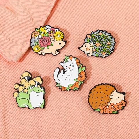 Simpatica Spilla in Smalto in Lega di Animali dei Cartoni Animati Rana Con Fungo Gatto Riccio Fiore Distintivo Gioiello Accessorio per Abbigliamento Borse Donna Bambini