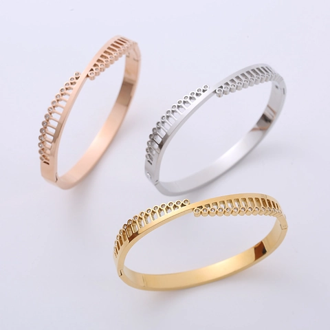 Bracciale Rigido Geometrico Triangolo Acciaio Inossidabile 304 Zirconia Cubica Intarsiato Asimmetrico Polsino Aperto Lucido Donna