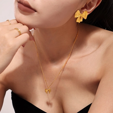 Collana E Orecchini Minimalisti In Acciaio Inossidabile Con Fiocco Per Donna Placcati In Oro PVD Texture Spazzolata Accessorio Moda