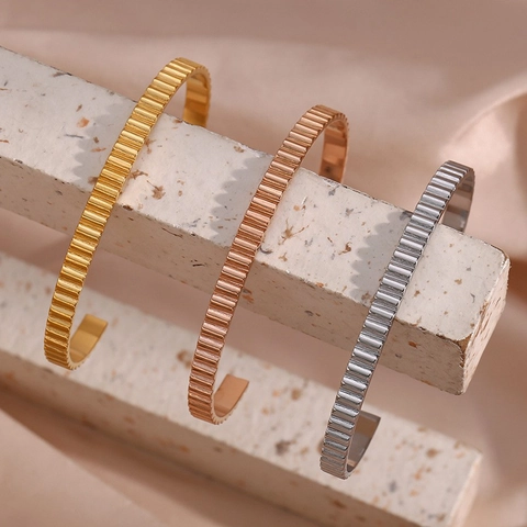 Minimalistischer Edelstahl Offener Armreif Für Damen Vertikaler Streifen Textur Gold Roségold Geometrischer Modeschmuck