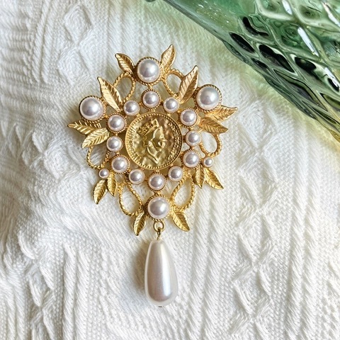 Vintage Alloy Artificial Pearl Brooch Baroque Gold Leaf Coin Portrait Pin Water Drop Pearl Decorative Women Jewelry