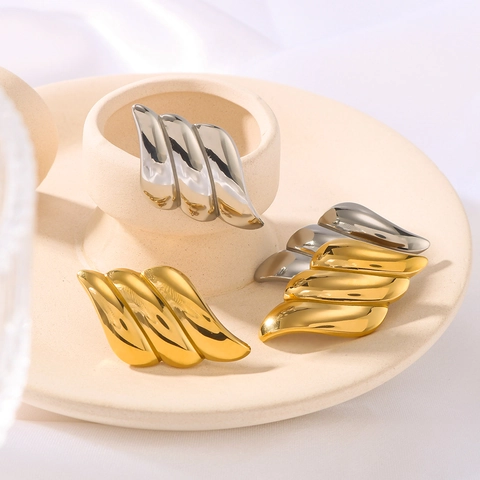 Orecchini Texturizzati Ala D'angelo Acciaio Inossidabile Placcato Oro 18K Design Di Nicchia Foglia Irregolare