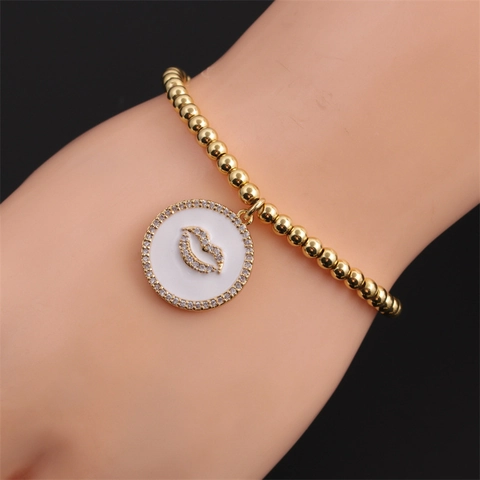 Mode Vergulde Koperen Kraal Armband Witte Emaille Lip Hanger Met Strass Stretch Sieraden Voor Vrouwen