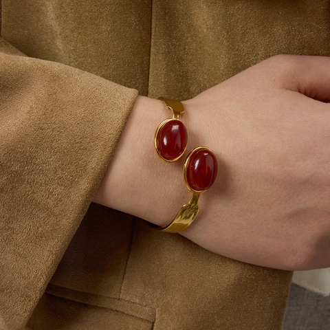 Bracciale Rigido Aperto in Acciaio Inossidabile Vintage Placcato Oro Con Agata Rossa Incastonata Gioielli Chic Bohemian per Donna