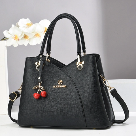 Sac À Main Femme Texture Litchi Cuir PU Grande Capacité Poignée Supérieure Sac Bandoulière Pendentif Cerise Élégant Mode
