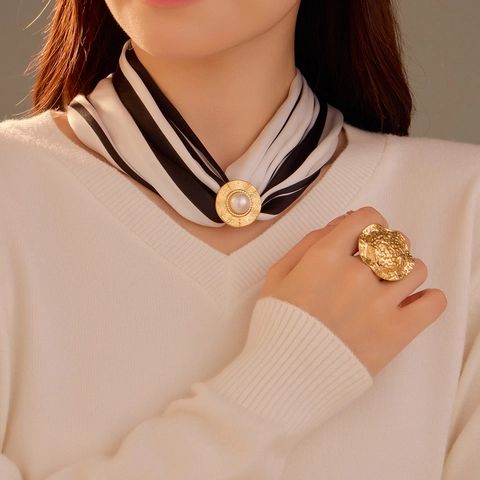 Anillo Con Fibbia Per Sciarpa In Acciaio Al Titanio Martellato Con Perla Artificial Bianca Gioielli Di Moda Geometrici Per Donne