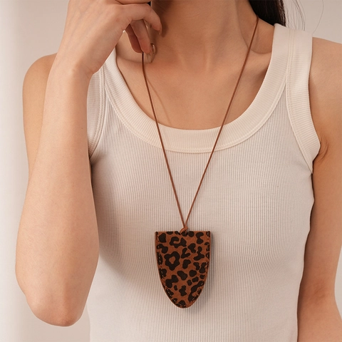 Collana Con Ciondolo A Scudo Triangolare In Ecopelle Leopardata Borsa Magnetica Per Occhiali Catena Maglione Donna