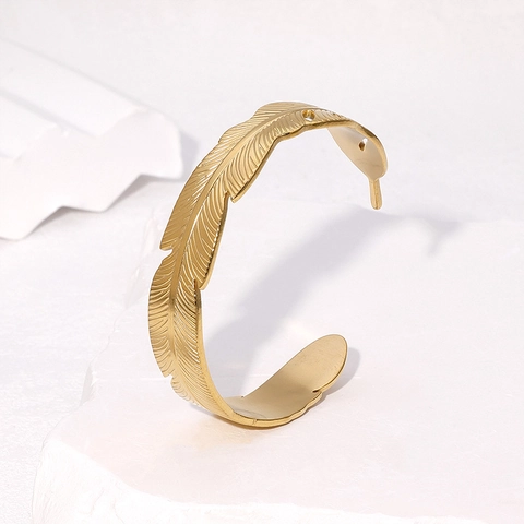 Pulsera De Brazalete De Pluma Acero Inoxidable Abierta Ajustable Elegante Minimalista Diseño De Hoja Joyería Para Mujer Chapado En Oro 18K