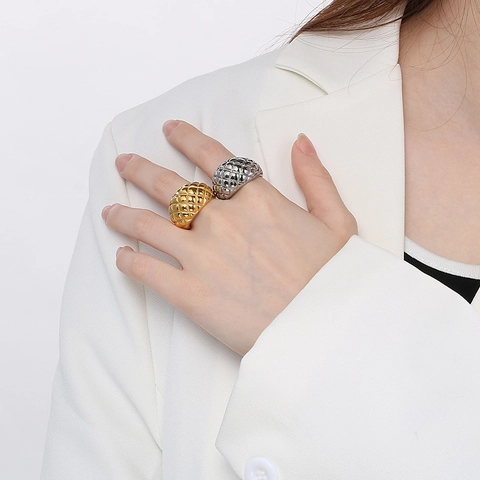 Brede Ring Van Roestvrij Staal Verguld Gewatteerd Ruitpatroon Geometrisch Mode Sieraden Voor Dames