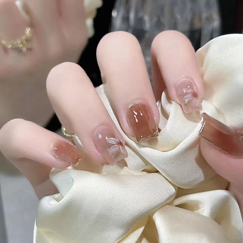 Glanzende Kunstnagels Press On Amberbruin Verloop Handgeschilderde Witte Bloemen Kort Vierkant Elegant