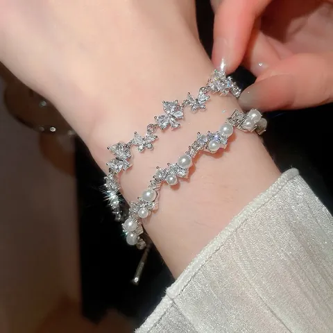Elegante Bracciale Farfalla Zircone E Imitazione Perla Artificial Rame Placcato Argento Regolabile Lusso Design Di Nicchia Per Donne