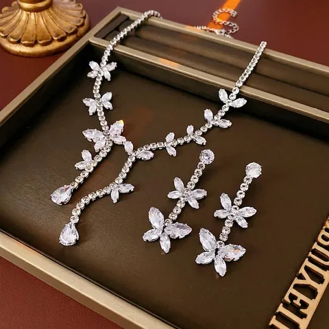 Silber Schmetterling Zirkonia Schmuck Halskette Und Ohrringe Mit Silberohrstecker Kupferlegierung Strass Eingelegt Mode Für Frauen