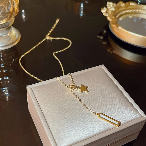 Collana in Acciaio al Titanio con Ciondolo a Stella e Geometrico per Donna Placcata in Oro Intarsiata con Conchiglia