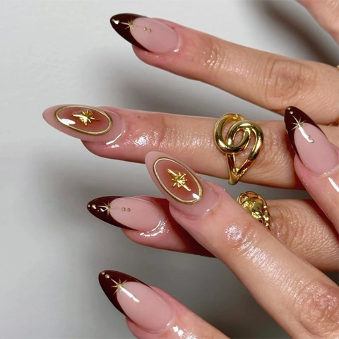 Unghie Finte Press On Forma Mandorla French Tips Marroni Sfumatura Rosa Blush Con Ciondoli A Stella Oro 3D