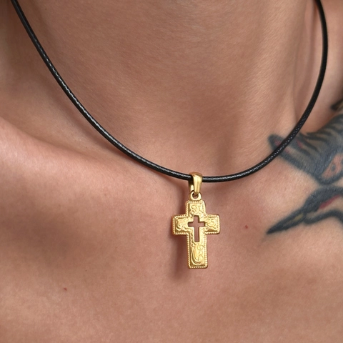 Vintage 18K Verguld Titanium Staal Kruis Hanger Halsketting Met Zwart Koord Reliëfpatroon Religieuze Sieraden Voor Vrouwen