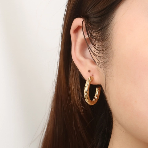 Pendientes De Aro En Forma De C Texturizados Acero Inoxidable Chapado En Oro De 18K Redondo Grabado Polvo De Estrellas