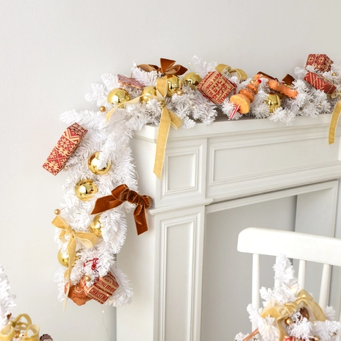 Weiß Geflockter Weihnachtskranz Girlande Warme LED Lichter Rote Süßigkeiten Schleifen Lebkuchen Nordisch Schneereich Tür Wand Deko