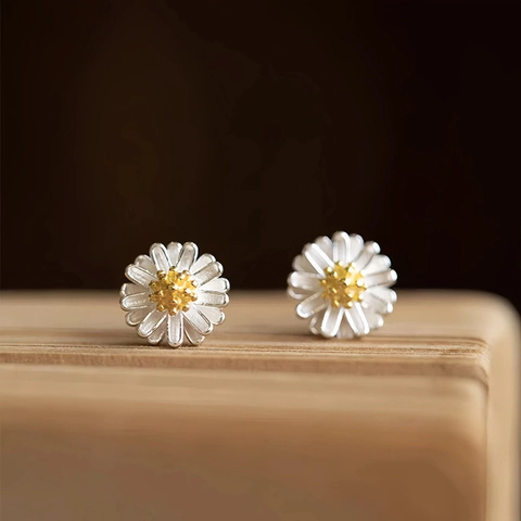 Elegant 925 Sterling Silver Daisy Stud Earrings Sweet Floral Design Minimalist Small Flower Jewelry For Women Daily Gift