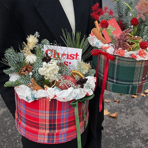 Christmas Gift Packaging Boxes Bags Round Cylinder Cardboard Scottish Tartan Plaid Pattern Portable Window Design Holiday Party Favor Wrapping