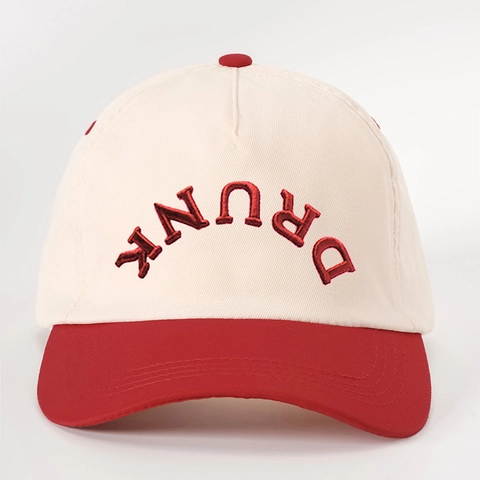 Retro Tweekleurige Polyester Honkbalpet Met Omgekeerde Drunk Letter Borduurwerk Verstelbare Band Gebogen Rand Zonbescherming