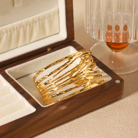Bracciale Rigido Largo In Acciaio Inossidabile Placcato Oro 18K Per Donna Linee Cave Irregolari Gioielli Moderni