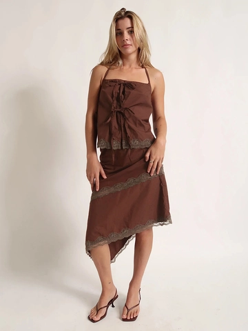 Top A Canotta In Cotone Con Scollo All'americana E Fiocco Da Donna E Gonna Midi Asimmetrica In Pizzo Marrone Sexy