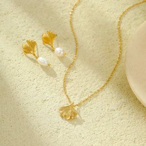Collier Pendentif Feuille De Ginkgo Et Boucles D'oreilles Acier Inoxydable Plaque Or 18K Perle D'eau Douce Élégant
