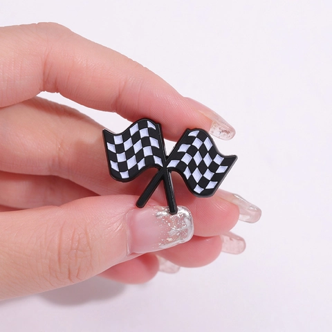 Broche en Émail avec Drapeaux de Course à Damiers Croisés Design Original Damier Noir et Blanc Badge en Métal Mode pour Sac à Dos Vêtements Bijoux Cadeau