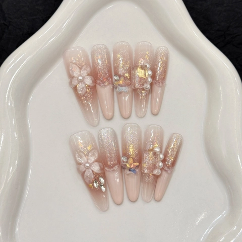 Handgefertigte Aufklebenägel Lange Stiletto Nude Rosa Farbverlauf Glitzer 3D Blume Künstliche Perle Strass Elegante Künstliche Fingernägel