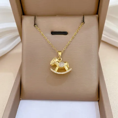 Collana Con Ciondolo A Cavallo A Dondolo Catena In Acciaio Al Titanio Rame Micro Intarsiato Zircone Dorato Gioielli Eleganti Per Donna