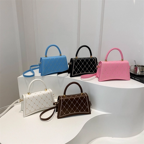 Sac À Bandoulière Pour Femme En Cuir PU Matelassé Avec Poignée Tressée Clous En Cœur Sac À Main Trapèze Messager