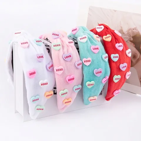 Pluche Geknoopte Hoofdband Met Kleurrijke Resin Hartbedels XOXO Love Valentijnsdag Haaraccessoire Voor Dames Meisjes