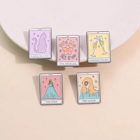 Tarotkarte Emaille Brosche Pin Musik Fan Geschenk Karma Is A Cat The Problem Zinklegierung Abzeichen Für Kleidung Tasche Dekor Mode Schmuck