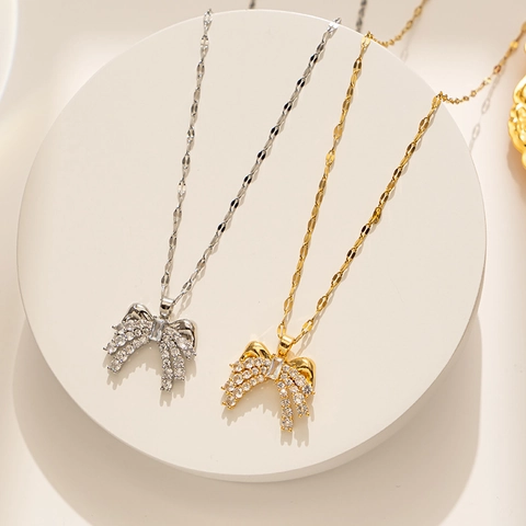 Collana con Pendente a Fiocco in Acciaio al Titanio Con Strass Incastonati Gioielli a Catena Fine per Donna Accessorio Dolce