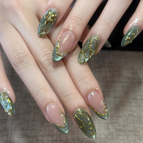 Press On Nägel Lange Sargform 3D Gold Geprägt Floral Smaragdgrün Katzenauge Künstliche Perle Elegante Falsche Nägel Für Damen