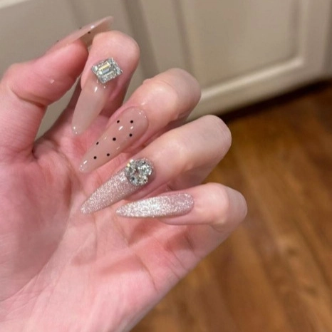 Press On Nagels Lange Stiletto Luxe Strass Polka Dot Ontwerp Zilveren Glitters Nude Roze Kunstnagels Voor Dames