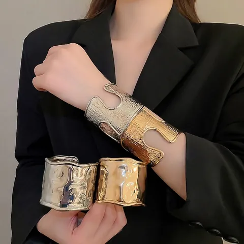 Bracciale Rigido Largo Metallico Pieghettato Trama Martellata Irregolare Ondulata Aperto Gioielli Di Lusso Moderni