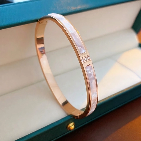 Roségold Titanstahl Armreif Mit Weißem Muscheleinleger Und Zirkonia Akzenten Eleganter Modeschmuck Für Damen