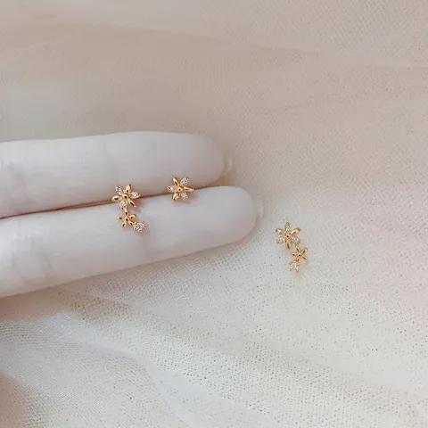 Orecchini a Bottone a Fiore Asimmetrici per Donna Semplici Piccoli Orecchini in Rame con Strass Squisiti Accessori Quotidiani