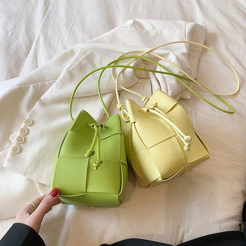 Mini Sac Seau Tissé En Cuir PU Cordon Sac Bandoulière Design De Niche Mode Décontractée Pour Femmes