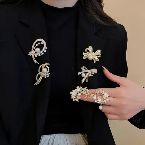 Elegante Spilla In Rame Placcato Oro 14k Con Zircone Scintillante E Perla Artificial Sintetica Design Farfalla Fiore Accessorio Donna
