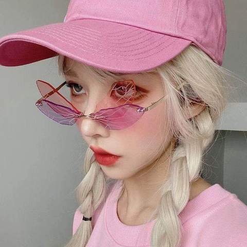 Lunettes de Soleil Personnalisées Ailes de Libellule pour Femmes Défilé de Mode Verres Dégradés Exagérés Sans Monture Monture en Métal UV400 Lunettes Tendances