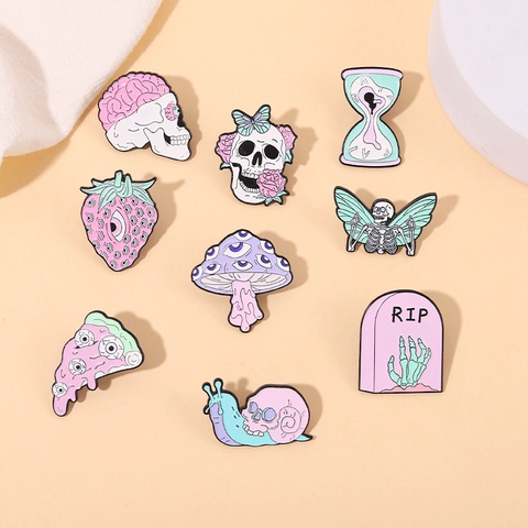 Pin De Esmalte Creepy Cute Aleación Calavera Fresa Champiñón Pizza Caracol Reloj De Arena Tumba Insignias Ropa Pastel Goth
