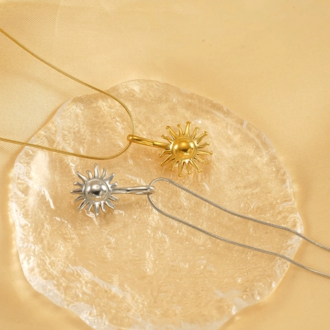 Collana Con Pendente A Sole Placcata Oro 18K Acciaio Inossidabile 304 Catena A Serpente Petalo Gioielli Di Moda