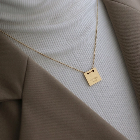 Collana Pendente Quadrato Inciso Vintage 1967 Acciaio Al Titanio Placcato Oro 18K Spazzolato Opaco Retro Francese Minimalista