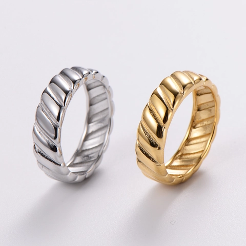 Anillo Croissant Acero Inoxidable Torsed Rayas Diagonales Chapado Oro 18K Hipoalergénico Joyería Minimalista